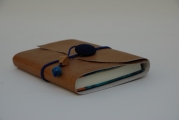 <h5>Liseuse cuir chic et carnet blanc</h5><p>Une belle liseuse et son carnet tons bleu et marron. </p>