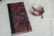 <h5>Carnet de poète</h5><p>Format 35 X 15 Cuir noir et papier marbré. Fermeture élastique et déco masque Venise laiton.</p>