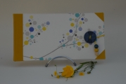 <h5>Carnet à l'italienne</h5><p>Carnet cousu, cuir jaune d'or et coins. Papier décor japon et bouton bleu, élastique jaune pour fermeture, coordonné.</p>
