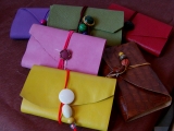 <h5>Les petits carnets blancs et liseuse cuir</h5><p>des petits carnets avec liseuse cuir, à glisser dans le sac, ou la poche...</p>